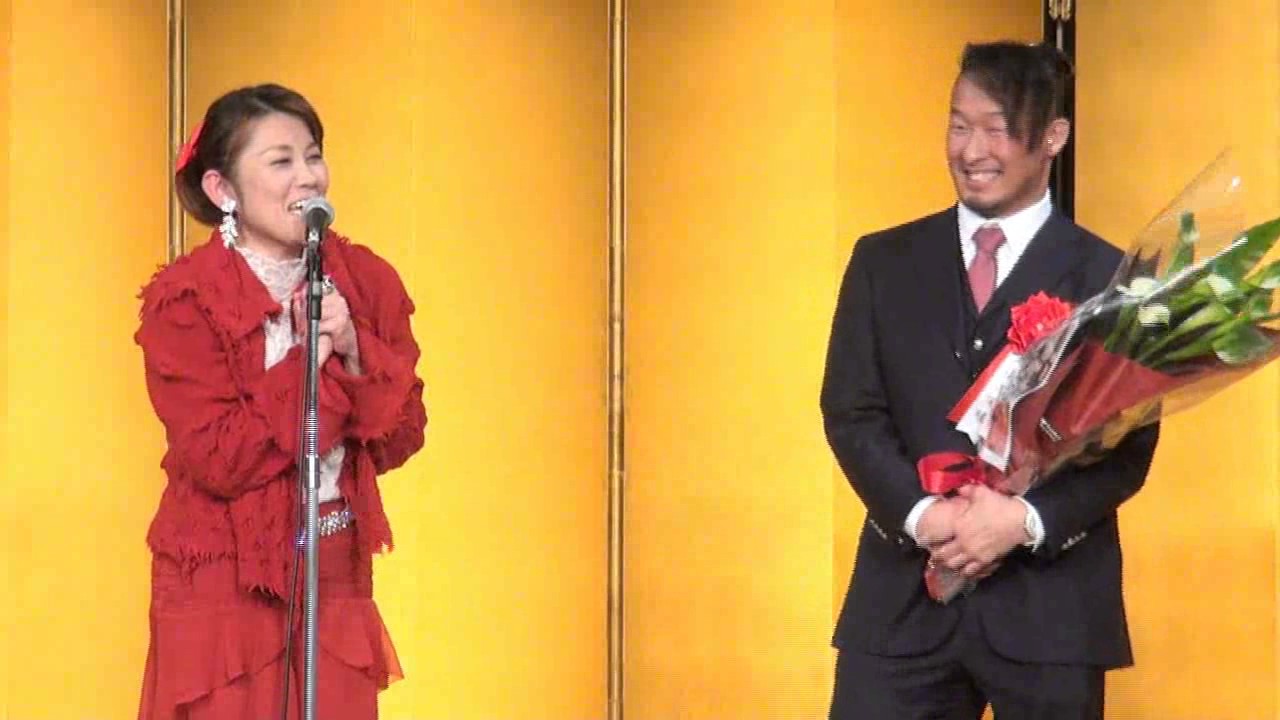 【プロレス大賞】ベストバウト丸藤が山田邦子と熱いハグ